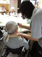 學生協助餵老人家用餐圖片