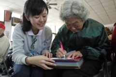 醫管系學生與與阿嬤親密互動圖片