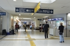 名古屋車站的路線指標，地上也有身障指引標示的貼心設計圖片