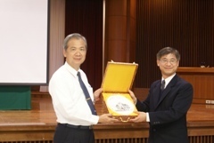 醫管系主任蔡宗宏將復旦大學附屬中學之禮品獻給校長圖片