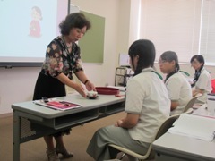 川口直子老師指導日本的茶道禮儀圖片