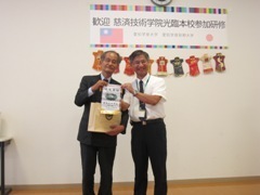 教務長蔡宗宏致贈校旗及結緣品予日本愛知學泉大學理事長寺部曉圖片