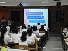 學生進行專題報告圖片