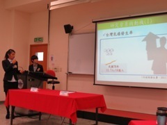 學生上台簡報，神情認真圖片
