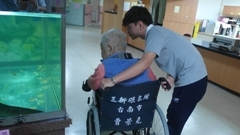 陪伴長者散步圖片