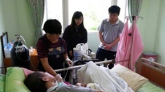 在醫護人員指導下，透過觀看方式，體會到醫護人員及長者的辛苦圖片