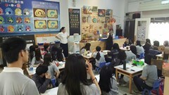 輔導員說明實作體驗內容及成品展示圖片