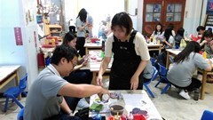 輔導員協同學生顏料色調調配圖片